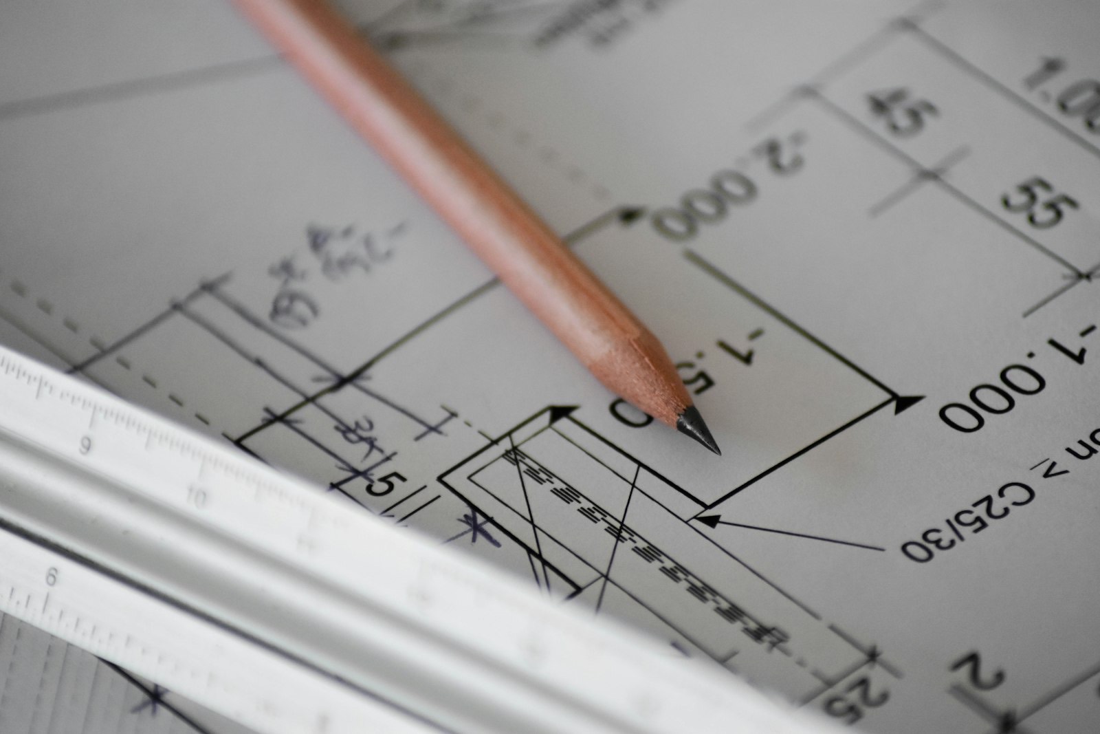 Crayon posé sur un plan coté pour établir un devis (photo d'illustration)