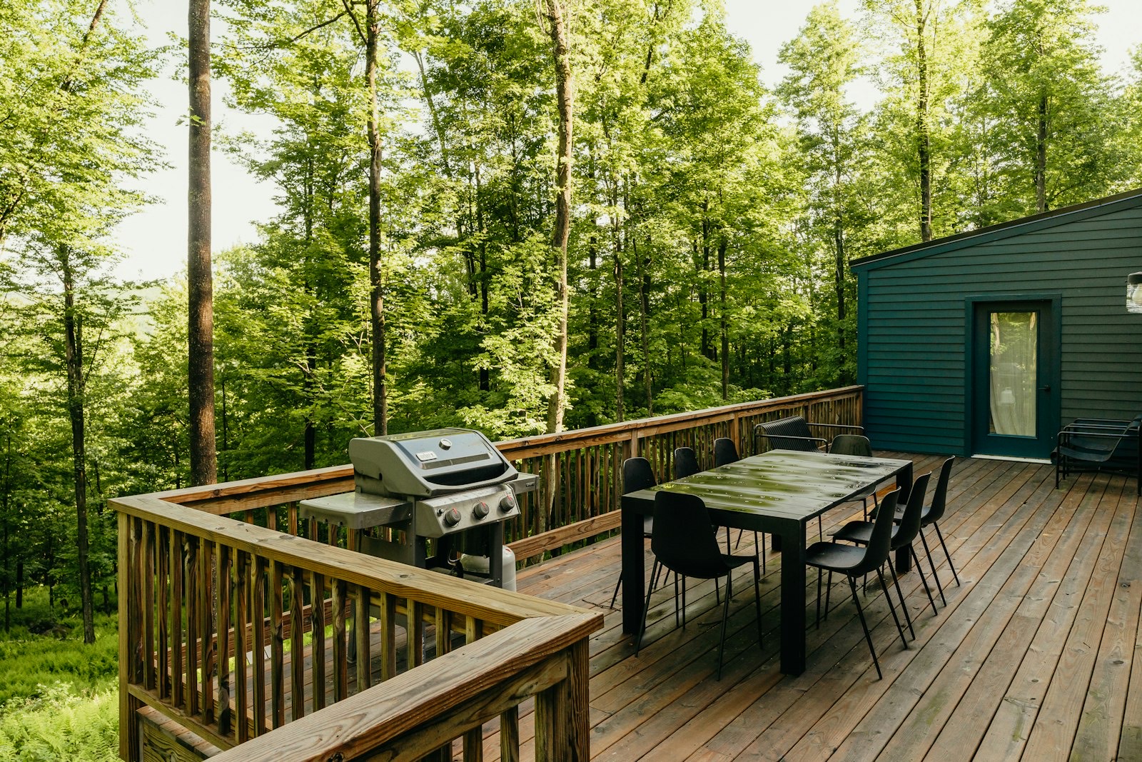 Terrasse en bois avec table et chaises (photo d'illustration)