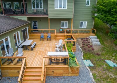 Terrasse en bois devant une maison (photo d'illustration)