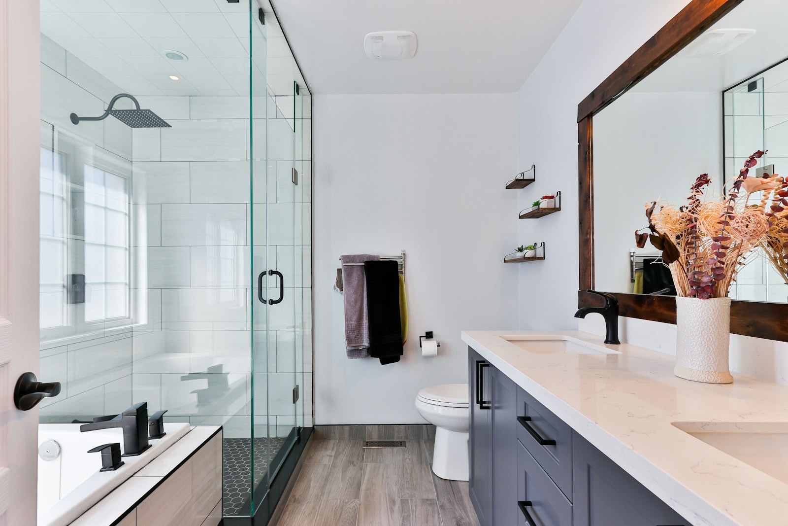 Salle de bains moderne avec douche et vasque après rénovation (photo d'illustration)