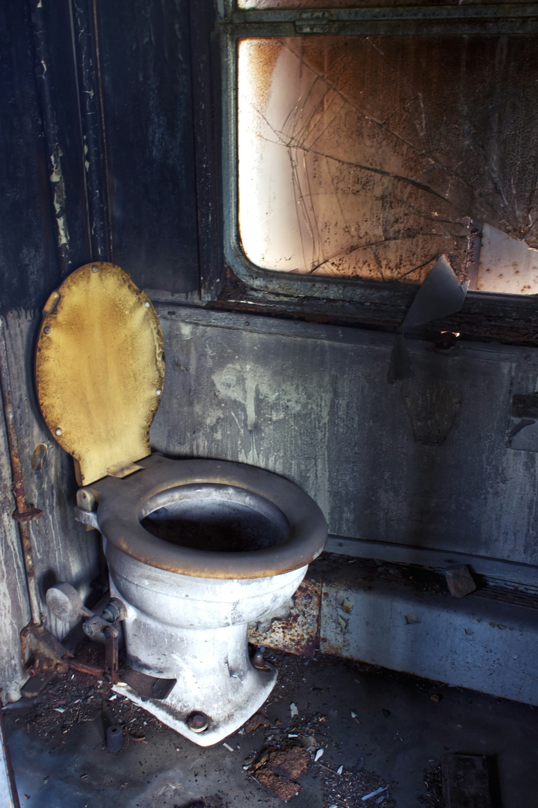 WC vétuste avant travaux de plomberie (photo d'illustration)