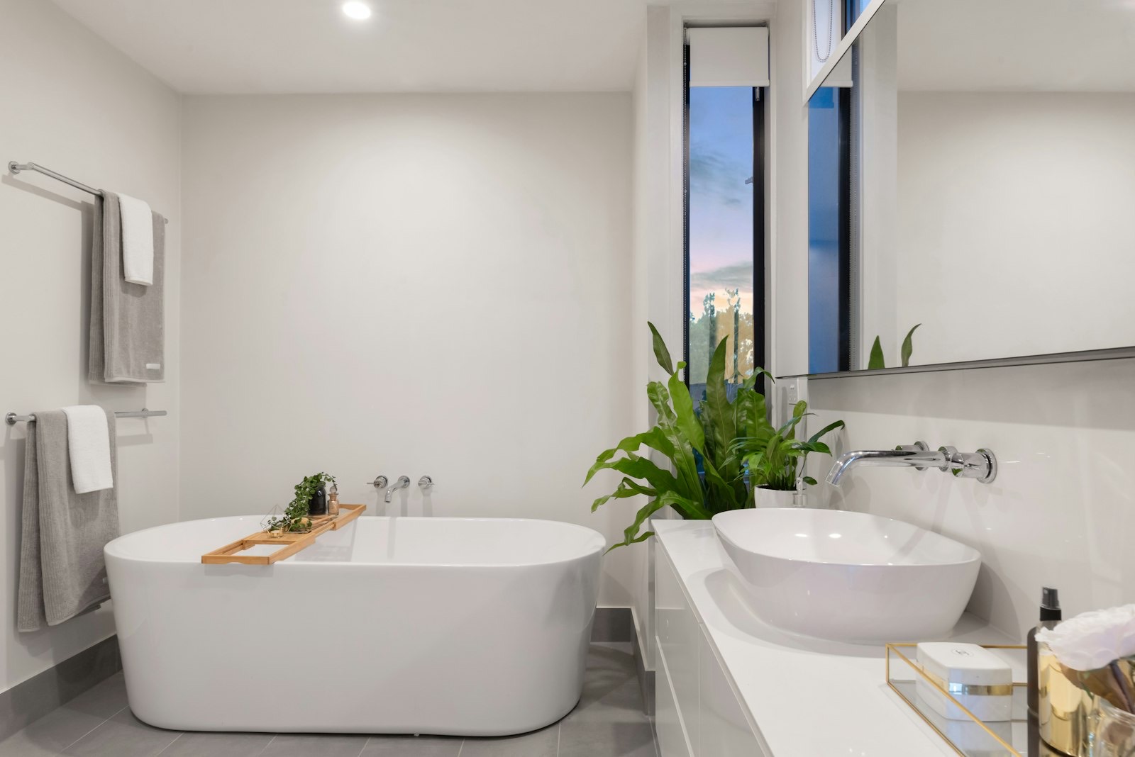 Salle de bains claire avec baignoire et double vasque (photo d'illustration)
