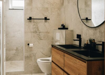 Salle de bains rénovée avec grand miroir (photo d'illustration)