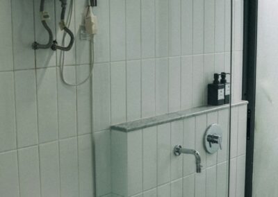 Douche à l'italienne à côté des toilettes (photo d'illustration)